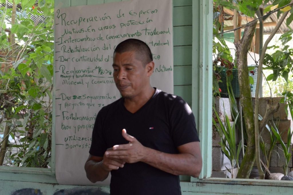 Un dirigeant térraba lors d'un atelier SPANB au Costa Rica