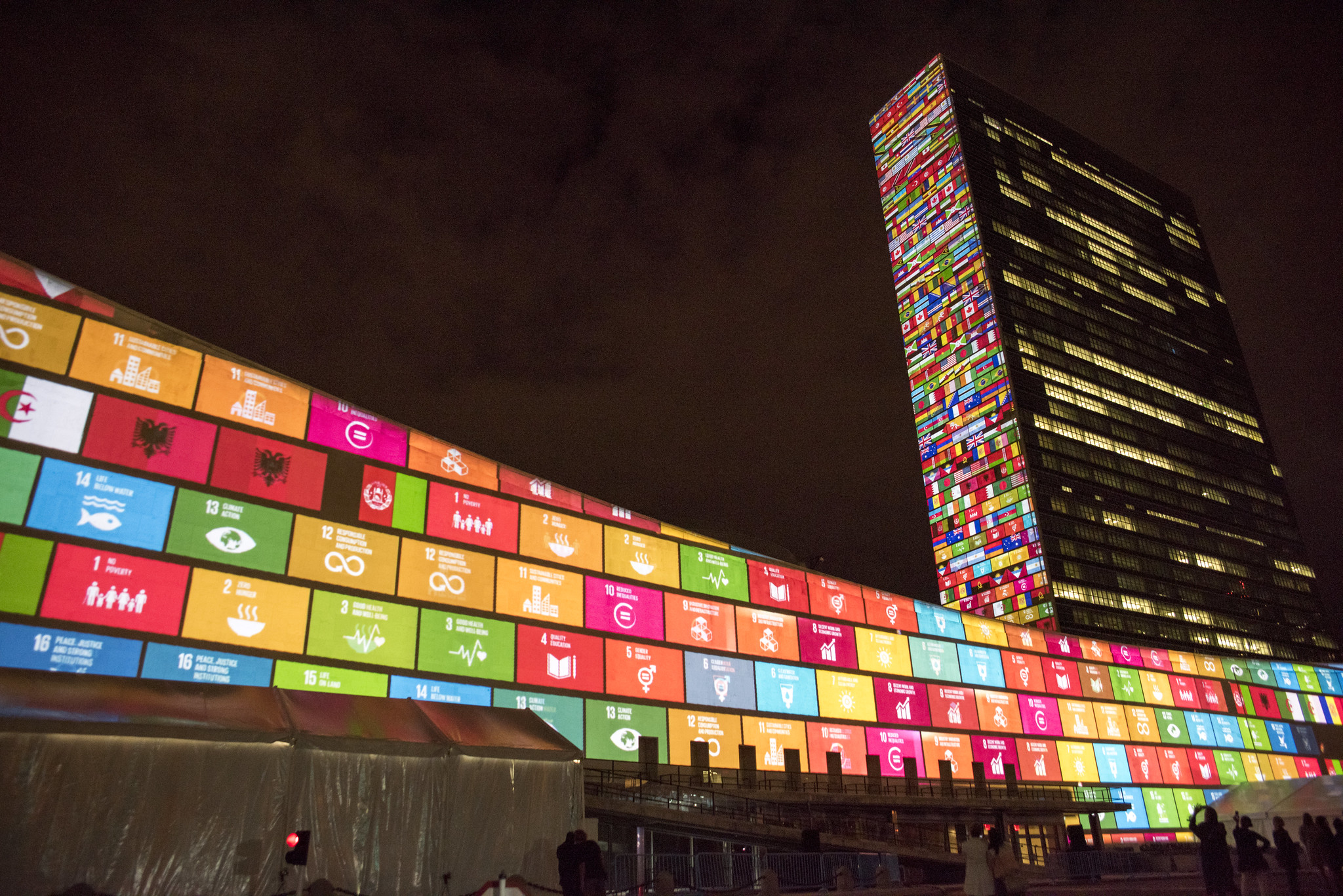 El edificio de las Naciones Unidas en Nueva York durante el septuagésimo período de sesiones de la Asamblea General de las Naciones Unidas, cuando se acordaron los Objetivos de Desarrollo Sostenible. Foto por: Servicio de Fotografía de las Naciones Unidas.