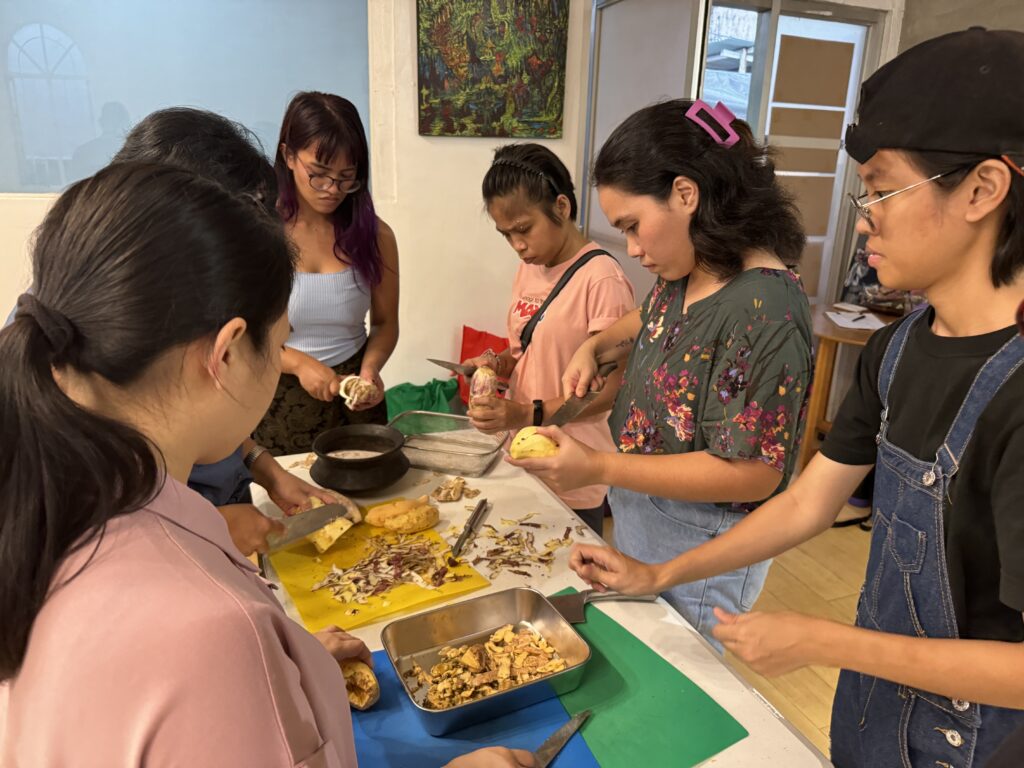 Un taller participativo de cocina comunitaria con los jóvenes, en el que se utilizan recetas de los libros de cocina