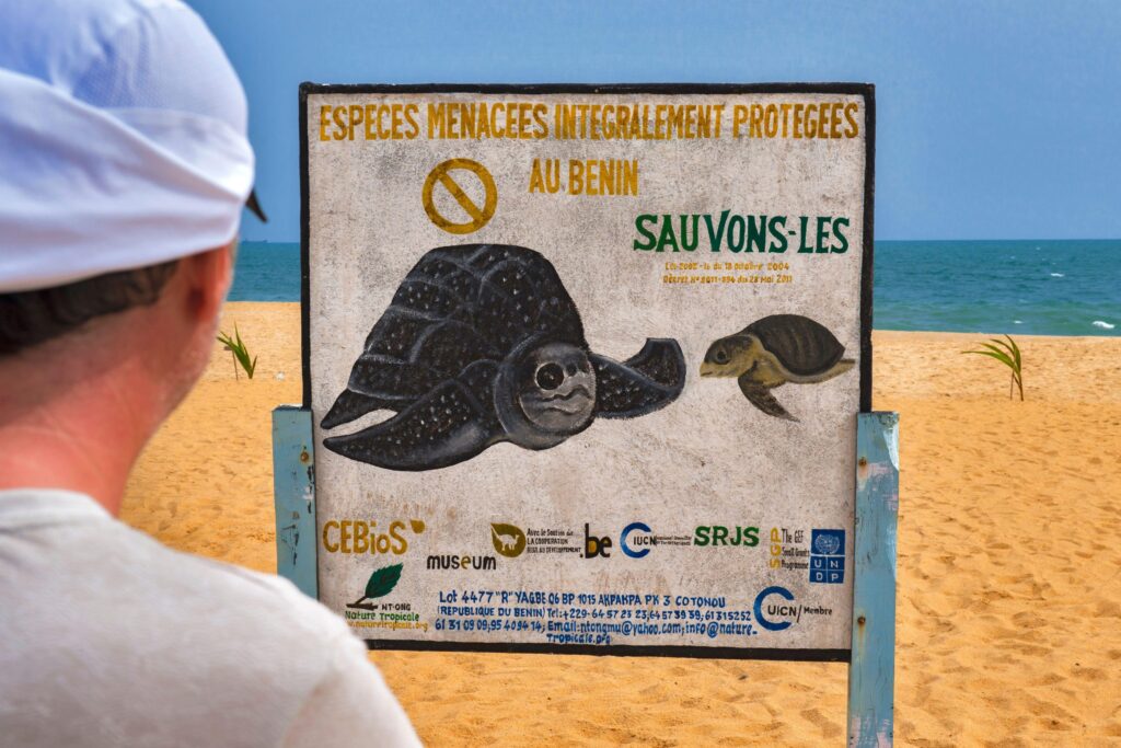 Un letrero en la playa de Gran-Popo, Benín, crea conciencia sobre la importancia de proteger a las tortugas marinas