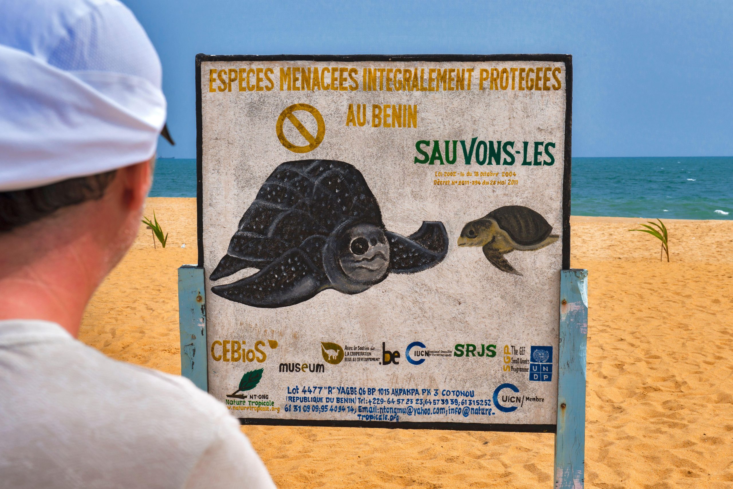 Un letrero en la playa de Gran-Popo, Benín, crea conciencia sobre la importancia de proteger a las tortugas marinas