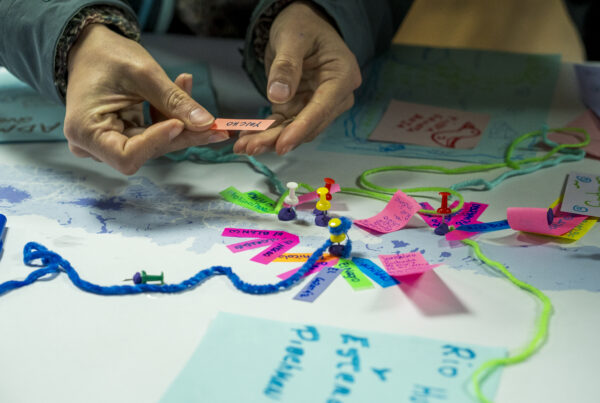 Mujeres indígenas llevando a cabo un ejercicio de cartografía participativa