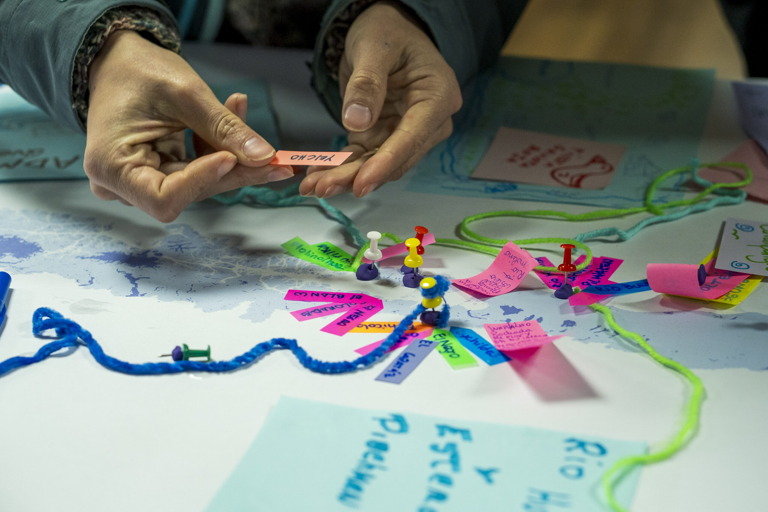 Mujeres indígenas llevando a cabo un ejercicio de cartografía participativa