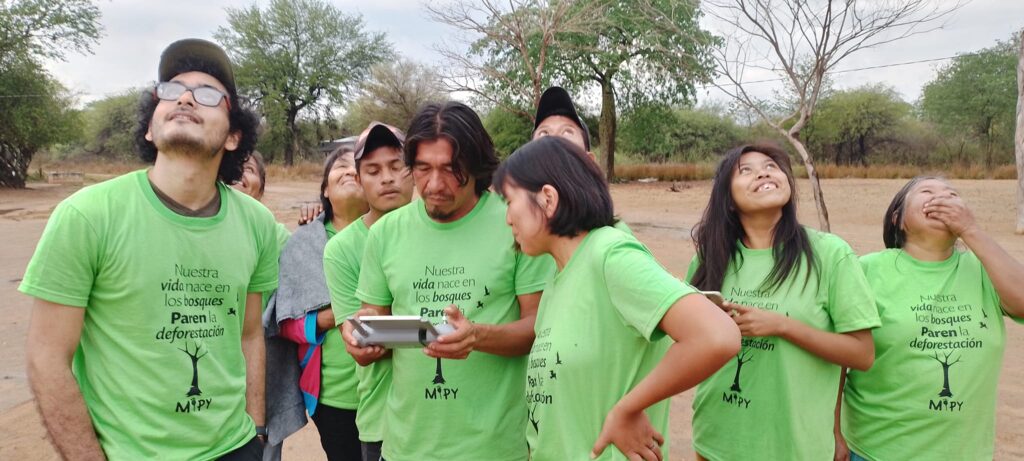 Un grupo de jóvenes nivaclé de la comunidad de Casuarina practica el uso de drones para la vigilancia territorial