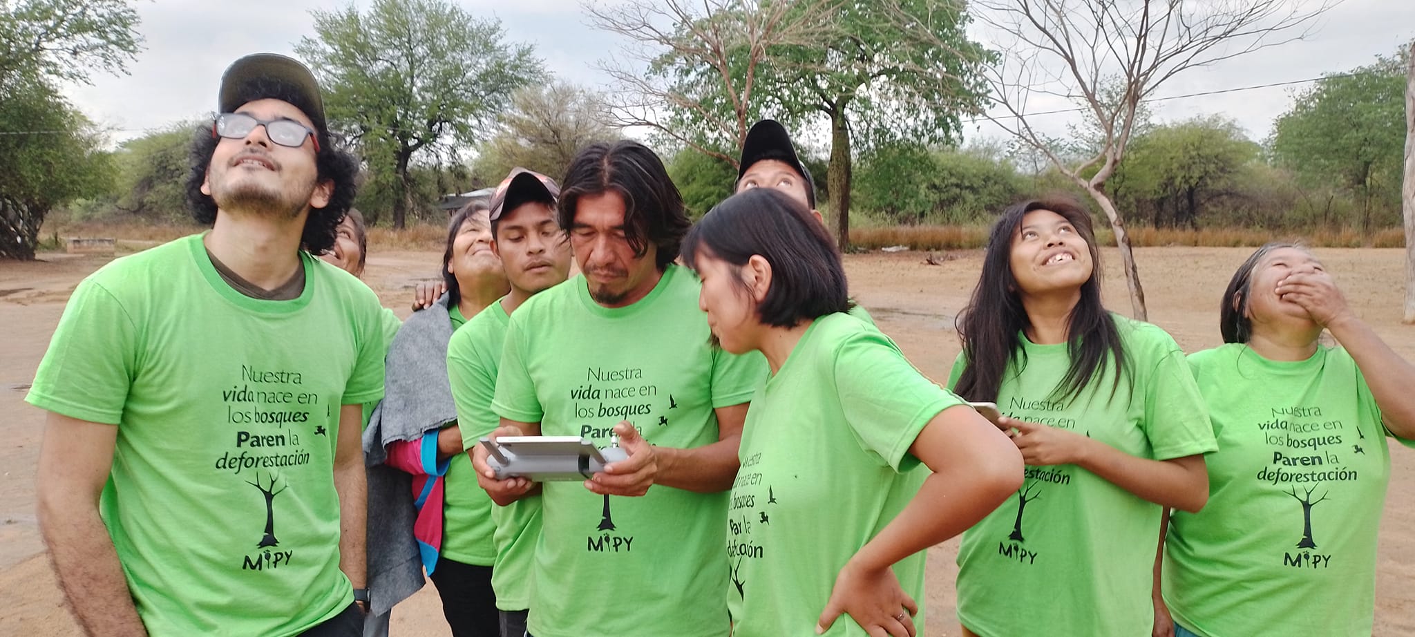 Un grupo de jóvenes nivaclé de la comunidad de Casuarina practica el uso de drones para la vigilancia territorial